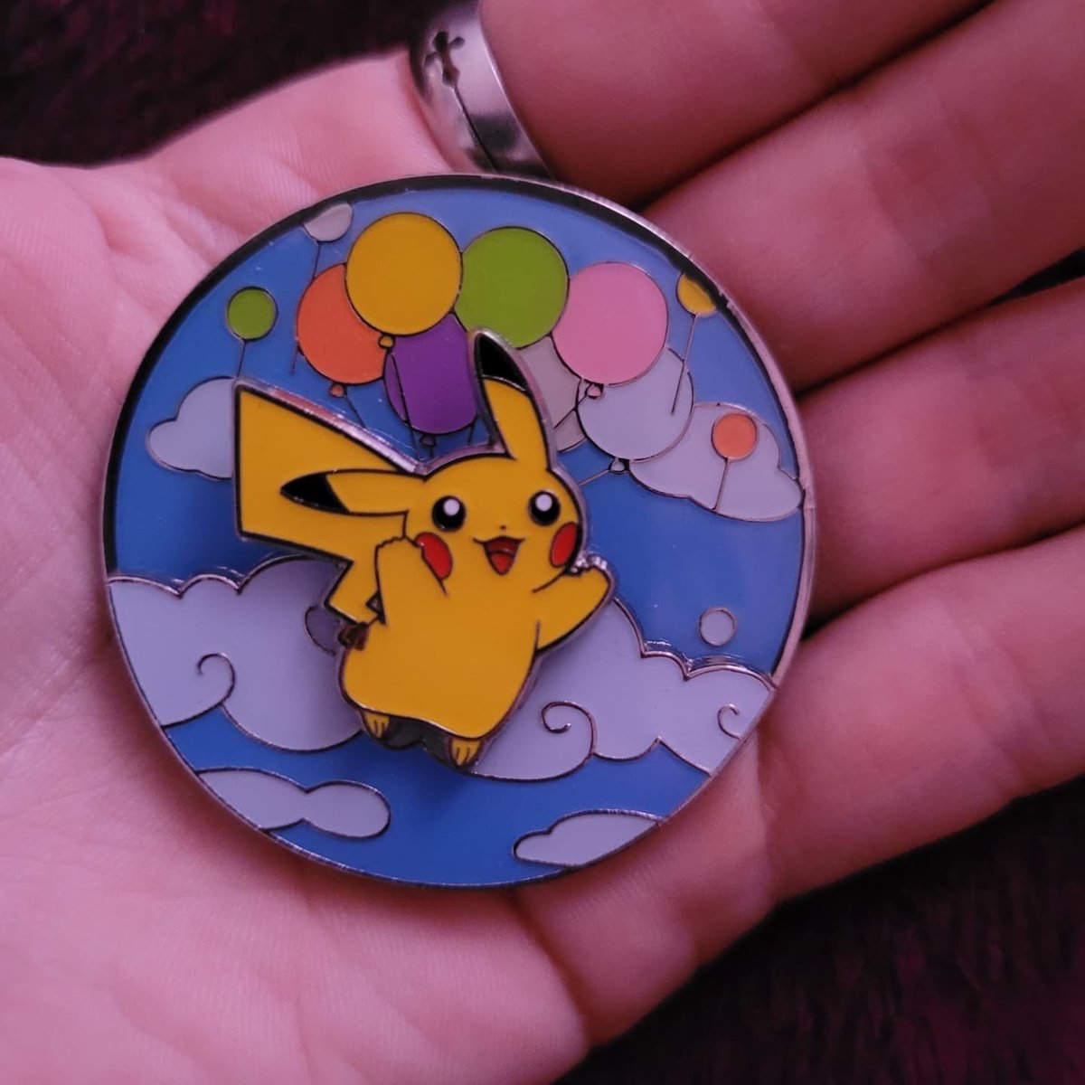 metal_rockeuse's tweet photo. Pin's deluxe de Pikachu Volant / Pikachu Surfeur
25 ans de Pokémon 🥰 l'année de mes 25 ans en plus 🥳
25 years of Pokémon 🥰 the year I was 25 years older 🥳
#Pokemon #25yearsOfPokemon #PokemonCelebrations https://t.co/L9V2j28aVW
