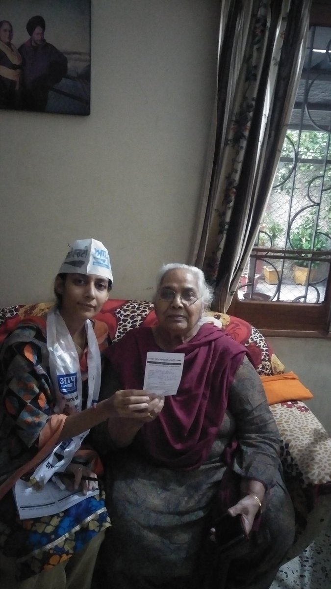 Shivani25183607's tweet photo. ਅੱਜ ਮਿਤੀ 20/10/2021 ਵਾਰਡ ਨੰਬਰ 9 ਕੈਨੇਡੀ ਐਵਨਿਊ ਵਿੱਚ ਸ਼ਿਵਾਨੀ ਸ਼ਰਮਾ *ਵਾਈਸ ਪ੍ਰਧਾਨ ਯੂਥ ਵਿੰਗ ਅਤੇ ਕਮੇਟੀ ਕੋਰਡੀਨੇਟਰ ਹਲਕਾ ਨੌਰਥ* ਨੇ ਲੋਕਾਂ ਦੇ ਆਮ ਆਦਮੀ ਪਾਰਟੀ ਦੇ ਮੈਂਬਰਸ਼ਿਪ ਪਰਚੀ ਕੱਟ ਲੋਕਾਂ ਨੂੰ ਮੈਂਬਰ ਬਣਾਇਆ ਅਤੇ ਨਾਲ ਹੀ ਲੋਕਾਂ ਨੂੰ ਪਾਰਟੀ ਦੀ ਦੂਸਰੀ ਹੈਲਥ ਗਰੰਟੀ ਬਾਰੇ ਵੀ ਜਾਗਰੂਕ ਕੀਤਾ. https://t.co/UGIHU32ahE