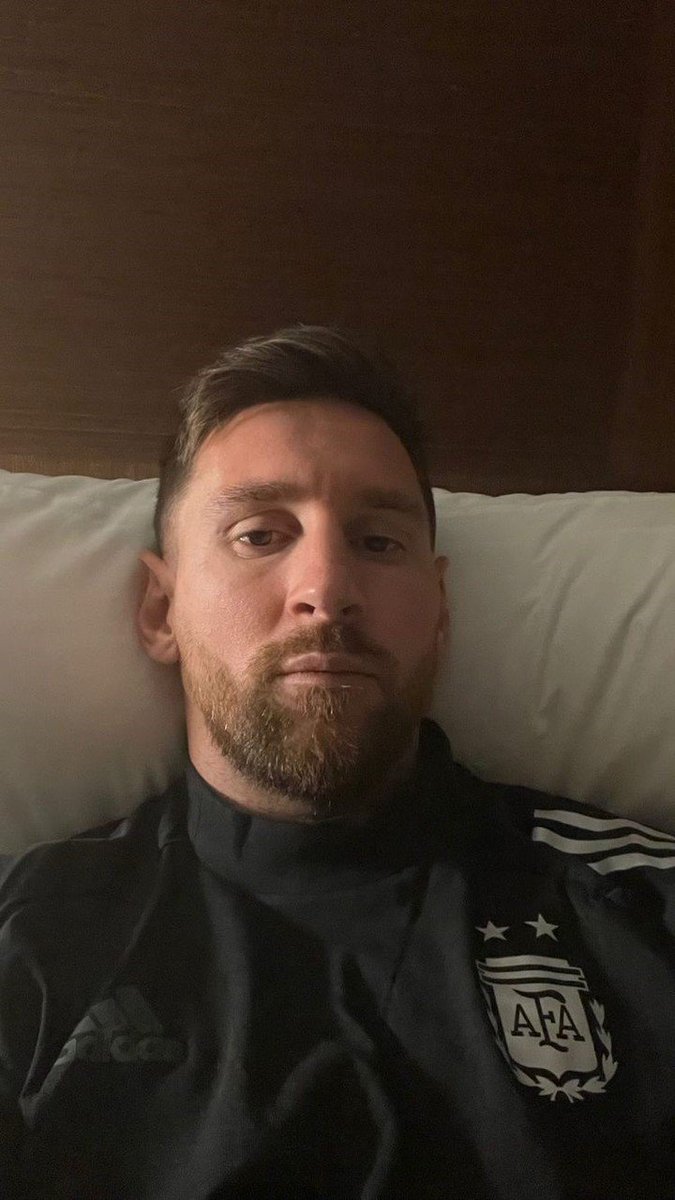 Messi viendo como Mauro Icardi dejó de seguirlo en Instagram.