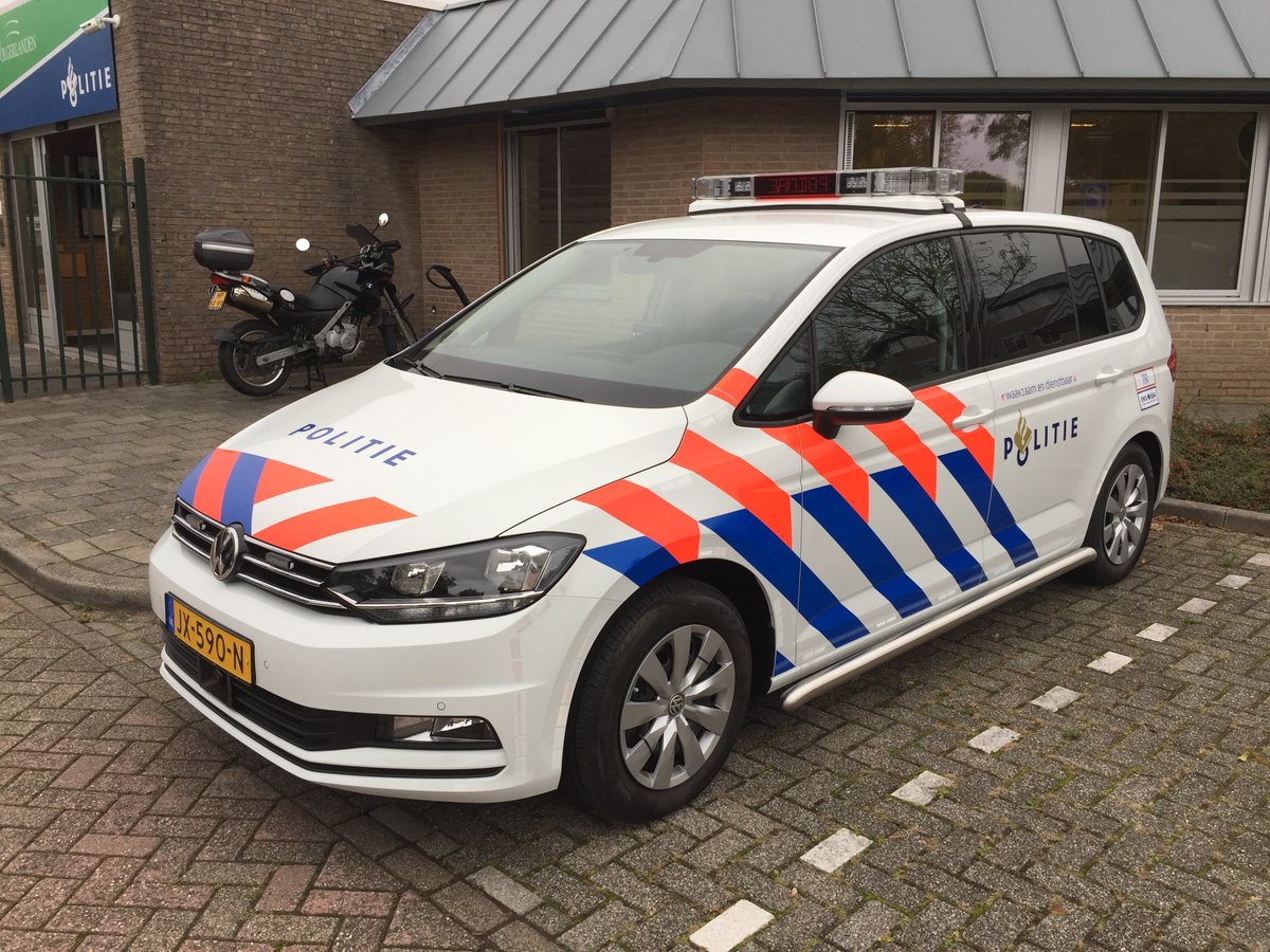 Ambachtveilig's tweet photo. Wij zijn vuurwerkoverlast meer dan zat! Inmiddels heeft @Pol_dbu 10 PV's uitgeschreven en 80 stuks nitraat vuurwerk in beslag genomen. #denkna https://t.co/8uQLFvvq6T