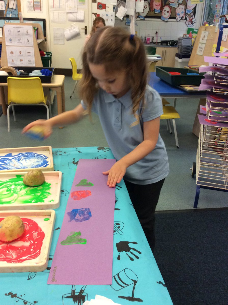 DahlAlt_HT's tweet photo. Amazing pattern making this afternoon using potatoes @WhiteRoseMaths @char_cooper92 https://t.co/bKV4E4krRI