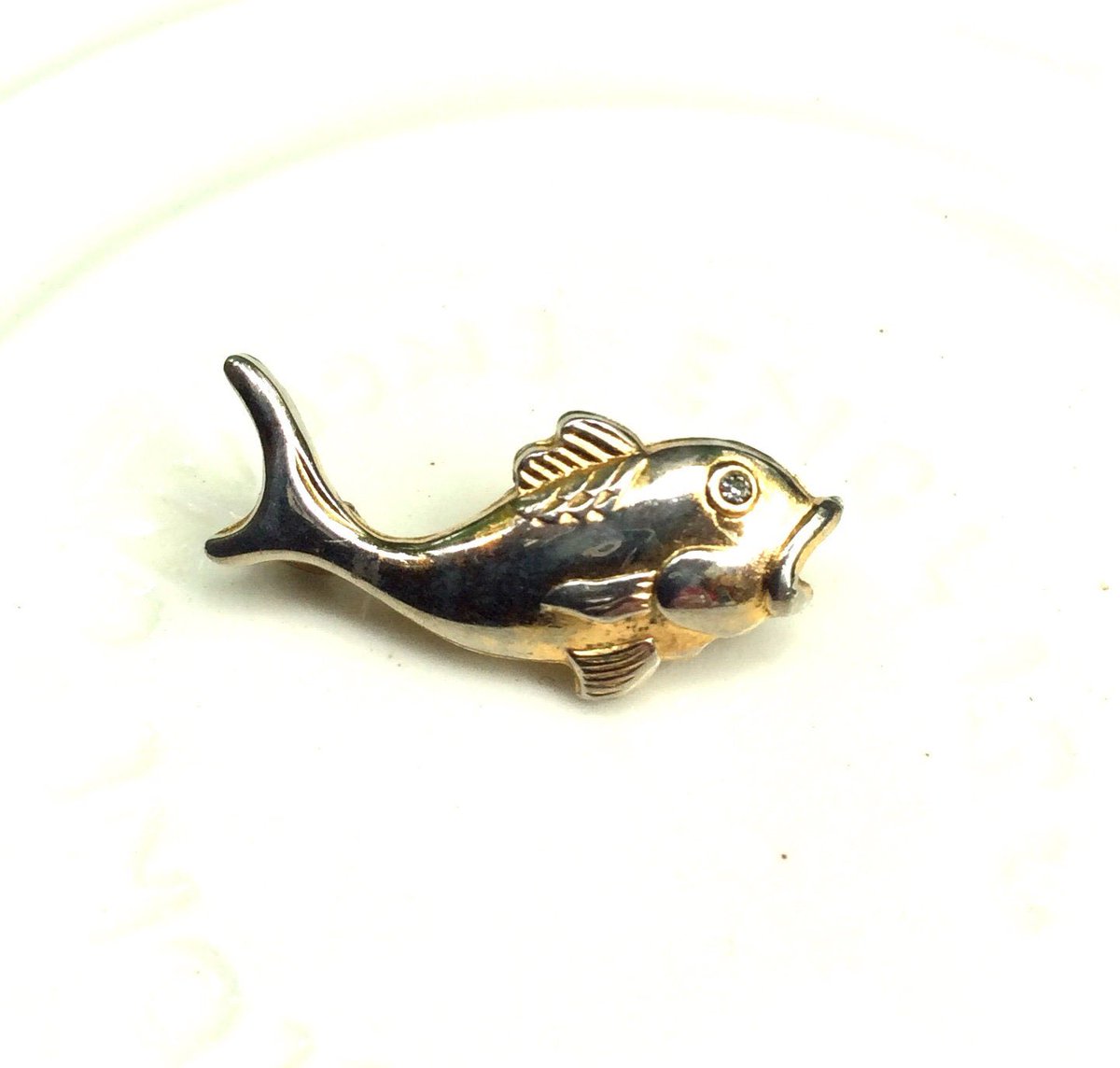 GothicGlass's tweet photo. Excited to share the latest addition to my #etsy #etsyjewelry #etsycanada shop: #Vintage #Fish #ScatterPin #GoldFish #fishBrooch #Vintagebrooch #Rhinestone #TinyFish Pin #CrowVanity #Jewelry #FreeShipping #etsySale #birthday #christmas #retrojewelry https://t.co/hXCQqepL4z https://t.co/EkAS6rHj3o