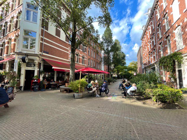 dirkjanjanssen's tweet photo. Convirtamos nuestras calles en salas de estar.

(Amsterdam, foto @martinmignot) https://t.co/PrCTmwRHu9