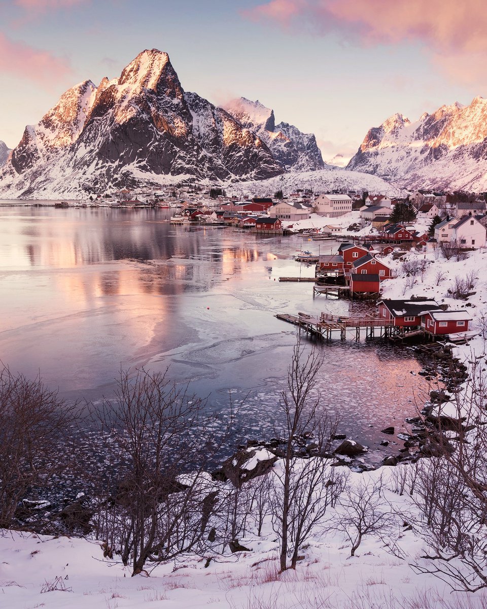 Felix_Photog's tweet photo. When i think about the most beautyful town i know, its gotta be this one. 
Reine i Lofoten, Norway https://t.co/kkogel2God
