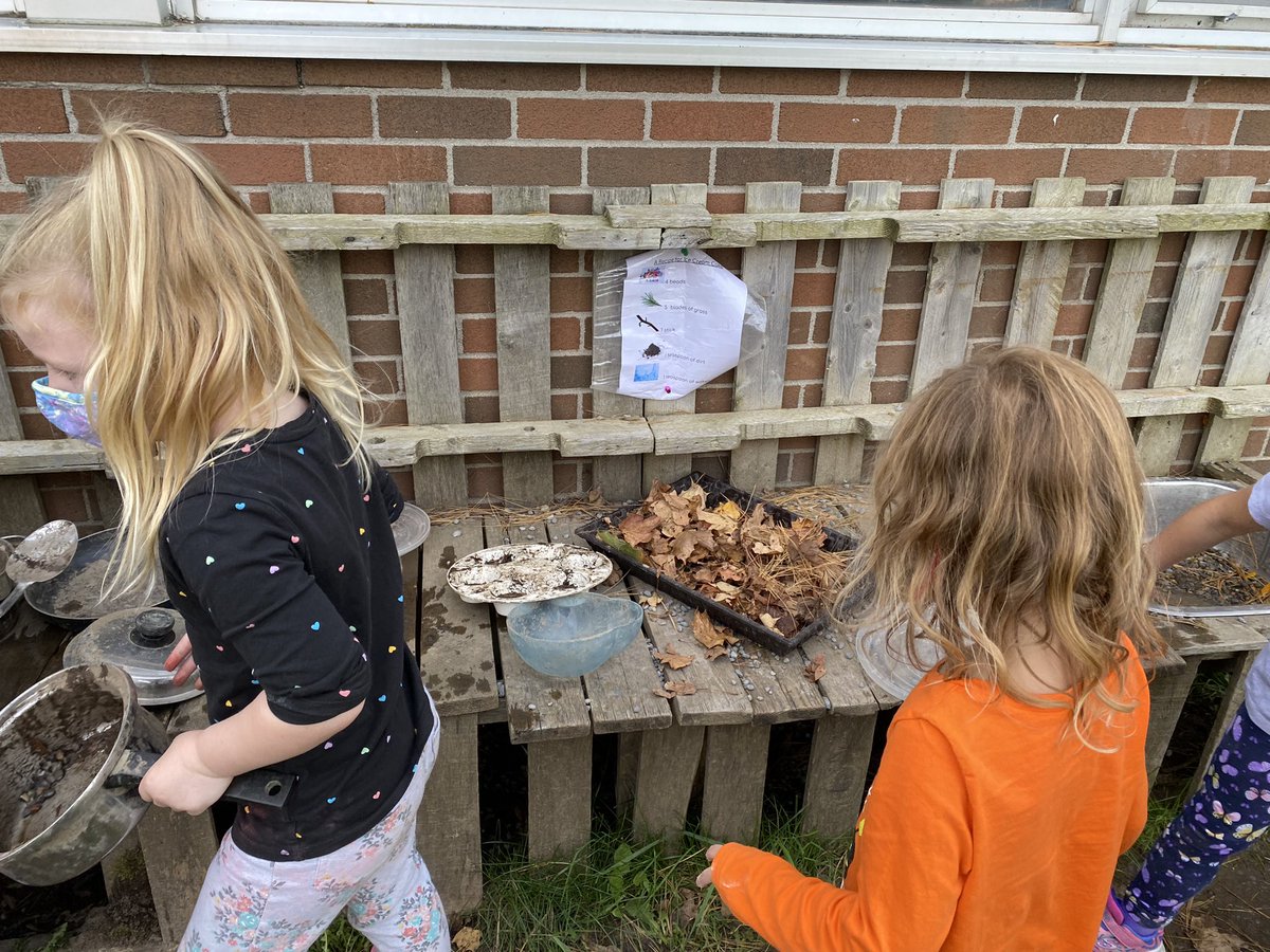 Reading recipes in our mud kitchen. #TLDSBEL #takemeoutsideday <a href="/Grandview_PS/">Grandview PS</a>