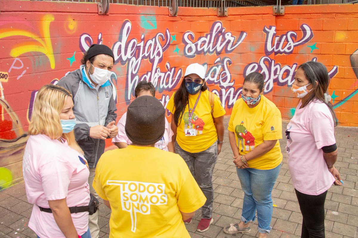 seguridadmed's tweet photo. ¡Inició la #SemanaDeLaConvivencia! Nos reunimos en la Plaza Minorista para hacer la presentación del mural del emprendimiento, con el propósito de exaltar la labor y la lucha constante y amorosa de las madres cabeza de familia en este lugar de encuentro de la ciudad🕊️ https://t.co/eDDYtTO2wK