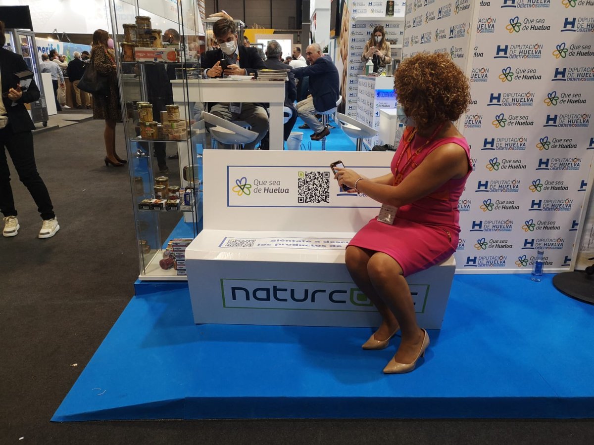 Naturcode_eu's tweet photo. La presidenta de @DipuHU, @MARIAEUGENIAL, visitó ayer el stand de esta administración en @SalonGourmets, donde ubicamos el banco promocional en el que los visitantes pueden acceder al catálogo de productos de la marca #QueSeaDeHuelva.

#SG21 #SalónGourmets https://t.co/GRTLraivY0
