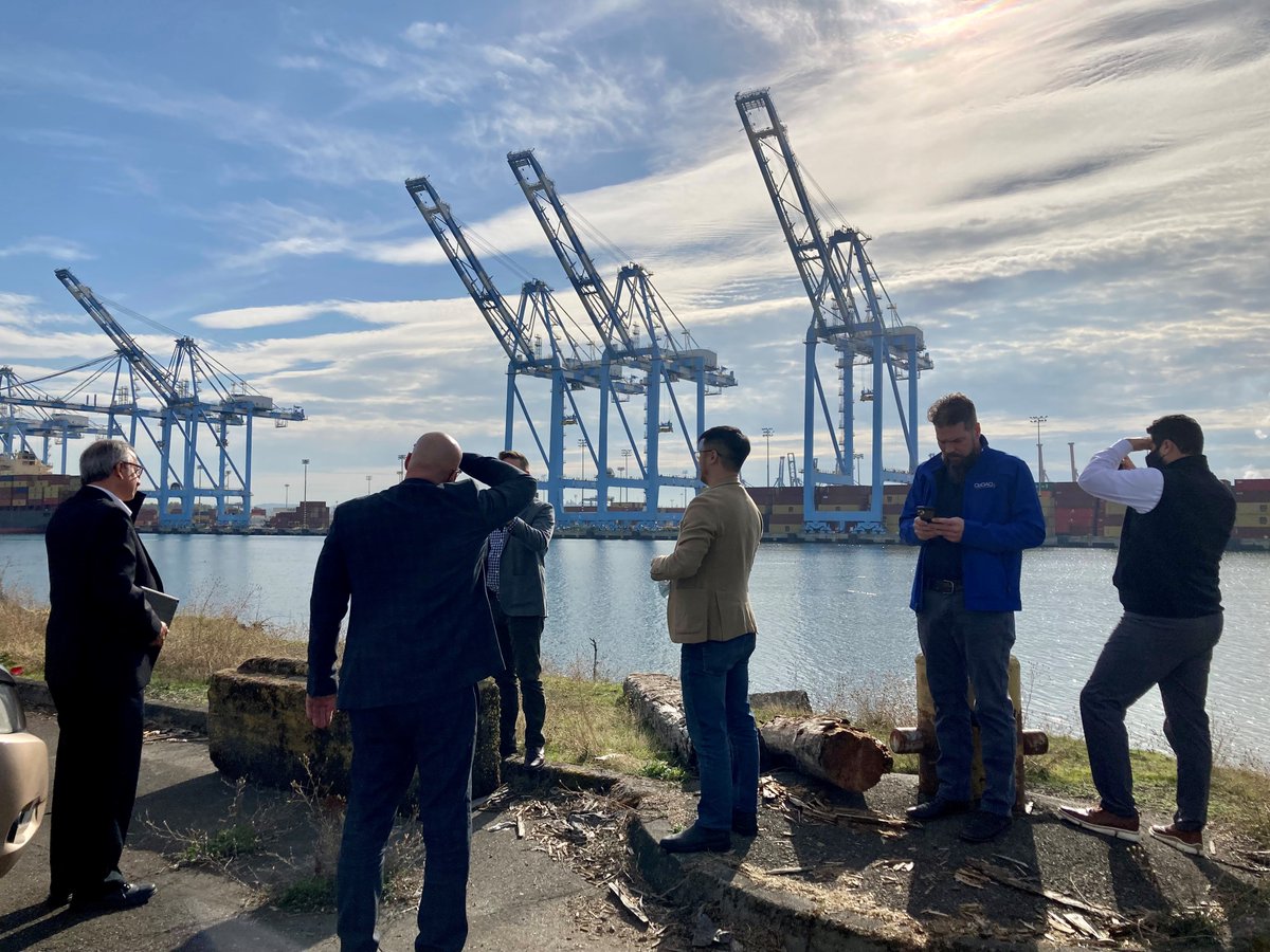 QuebecLA's tweet photo. 🗓️Day 2 of the Québec #maritime mission to the Pacific Northwest included visits to the @PortofSeattle and #Tacoma and presentations to an engaged audience at @WTCTacoma. ⚓️
#effenco #techsolmarine #opdaq #ivadolabs #lionelectric #madvac #QuebecLA #QcUS #DiploQc https://t.co/2bRJXCeTKL