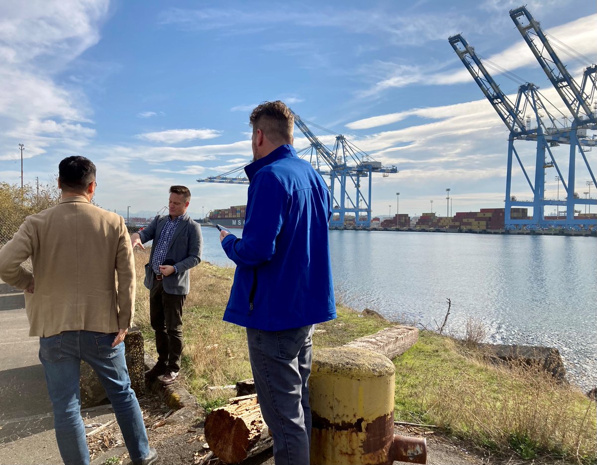 QuebecLA's tweet photo. 🗓️Day 2 of the Québec #maritime mission to the Pacific Northwest included visits to the @PortofSeattle and #Tacoma and presentations to an engaged audience at @WTCTacoma. ⚓️
#effenco #techsolmarine #opdaq #ivadolabs #lionelectric #madvac #QuebecLA #QcUS #DiploQc https://t.co/2bRJXCeTKL