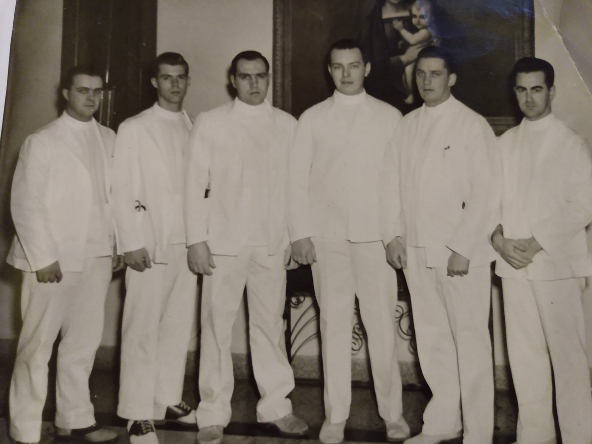 SJHFMRes's tweet photo. Now vs Then: How cool is this! Our inpatient team accidentally all matched in black the other day, and reminded our attending of a photo of the intern class from 1945 wearing all white!!! Very cool piece of our history! #MedTwitter #FMRevolution #meded https://t.co/WZXOSdSqmH
