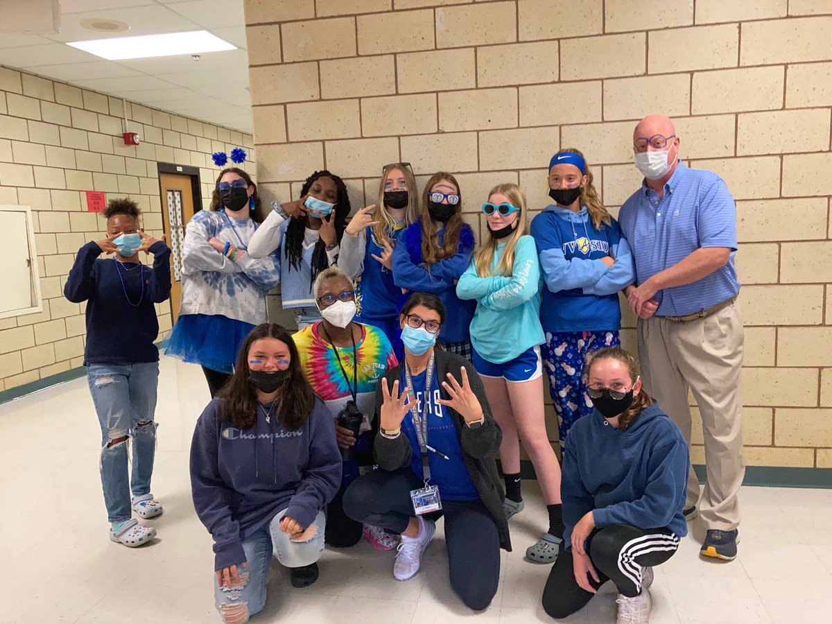 trimboli_272's tweet photo. 8th grade #classcolorday for spirit week! ⁦@CvilleSS_12_13⁩ ⁦@CASDCAIHS⁩  #8thgraders #MrMcCarthyRules https://t.co/HGMEUIFyHj