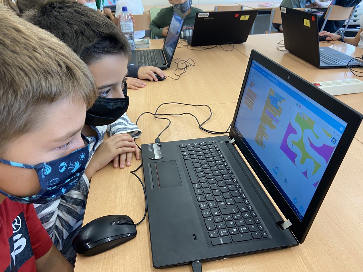 Esc_EugeniDOrs's tweet image. L&apos;alumnat de 3r, 4t, 5è i 6è de l&apos;escola programa amb Scratch el seu primer videojoc dins de la #CodeWeek #codeweekcat @CodeWeekEU #STEAMcat  @EnricBolano