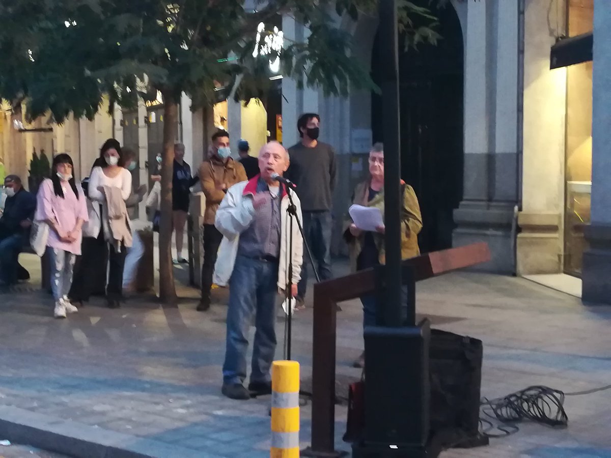 LoretSibila's tweet photo. Ahir, davant la #prefectura de Via Laietana, Felipe Moreno va explicar  les tortures que va patir a mans de la policia espanyola. Gràcies amic, x ser tan valent. Sabem que no t'és gens fàcil parlar-ne #SantaColoma #Gramenet. La prefectura ha d ser espai x a la #MemoriaHistorica https://t.co/7mrLo6VO2G