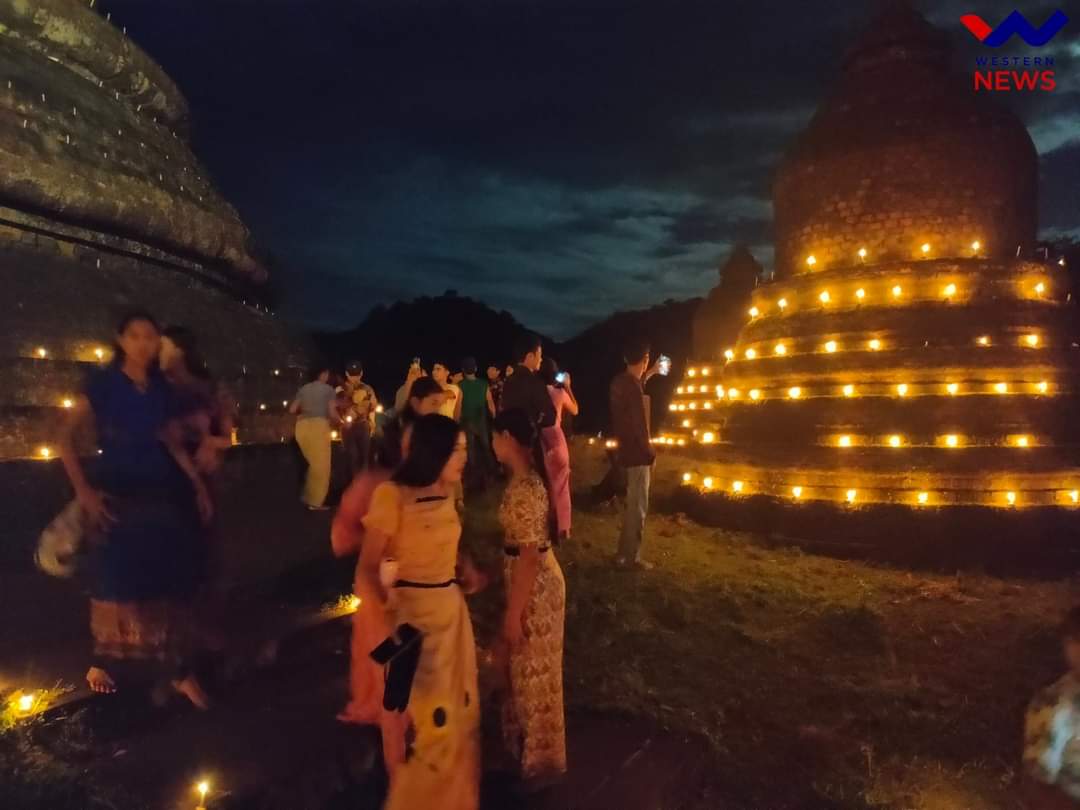 RvlBurma2's tweet photo. Scenes of electric lighting and balloon launching
,in the ancient pagodas of #Mrauk_U, Rakhine State, on the full moon day of Thidingyut (Abhidhamma Day).   How beautiful! 

#WhatsHappeningInMyanmar 
#Thadingyut https://t.co/ODy6lsv9X7