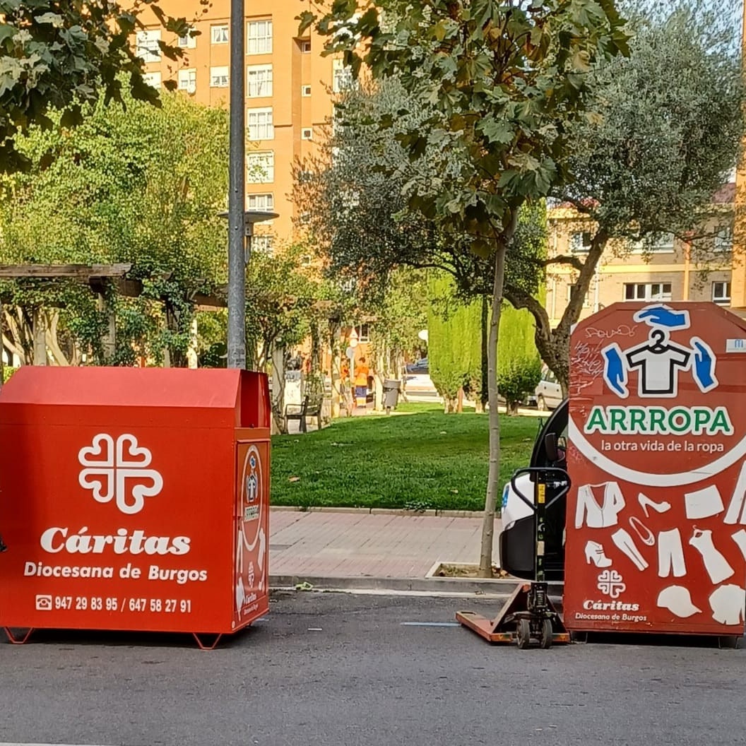 arrropaburgos's tweet photo. En Miranda de Ebro hemos hecho cambio de contenedores para mejorar la seguridad y la infraestructura.

‌#arrropaburgos #mirandadeebro #modasostenible #segundamano #consumoresponsable #LaOtraVidaDeLaRopa #economíacircular #modacircular #reutilizar #reciclar #reducir #contenedores https://t.co/EnQ7b8IqdH