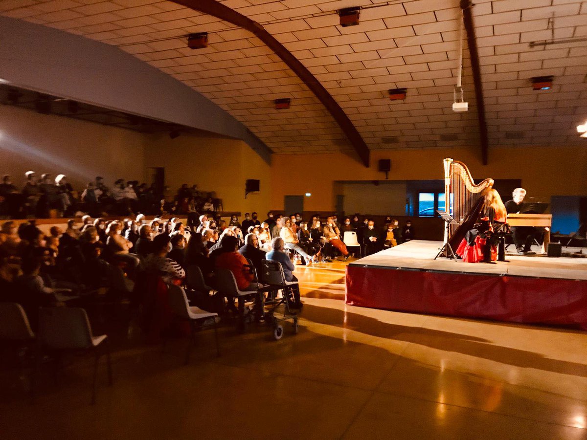 ConcertsdePoche's tweet photo. Salle pleine et public heureux ! 💯👍

Voici le résultat de ce beau projet mené à Belmont-sur-Rance (12), qui s'est terminé par un concert haut en couleurs samedi dernier avec #PaulineHaas et #ThomasBloch !

#concertsdepoche #musiqueclassique #harpe #glassharmonica https://t.co/Rsft18w4ji