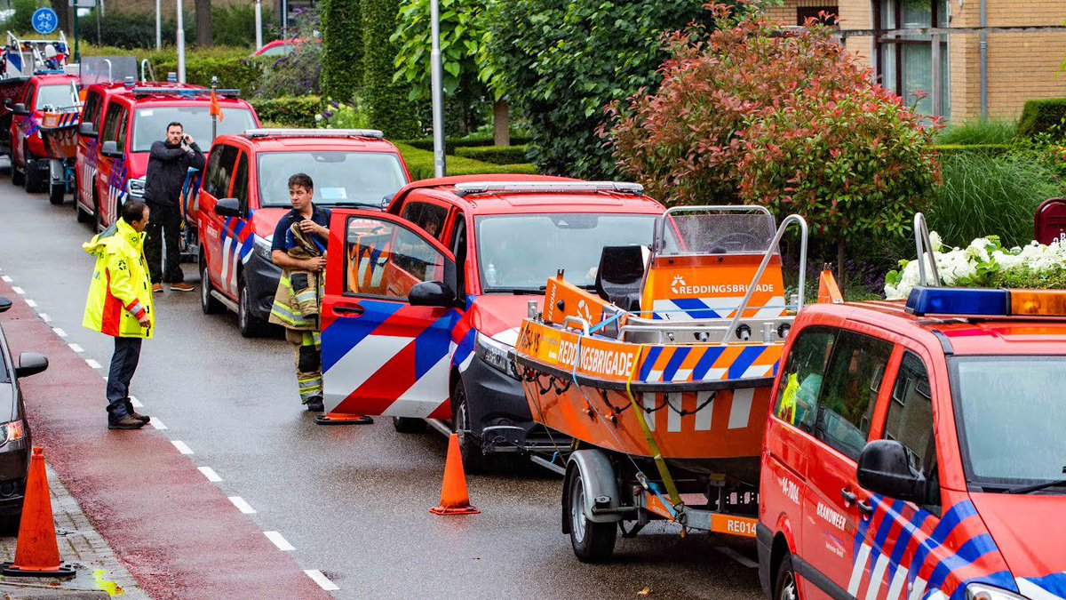Vandaag samen met burgemeester Cazemier kennis gemaakt met de heer De Jonge van de Nationale Reddingsvloot (NRV). Gesproken over; inzet Limburg, materieel, vrijwilligers, netwerkpartner, oefening #Krimpenerwaard en gebiedskaart. #VRHM #crisisbeheersing <a href="/Reddingsvloot/">NRV Nationale</a> <a href="/HMdJGouda/">H.M. (Kevin) de Jonge</a>