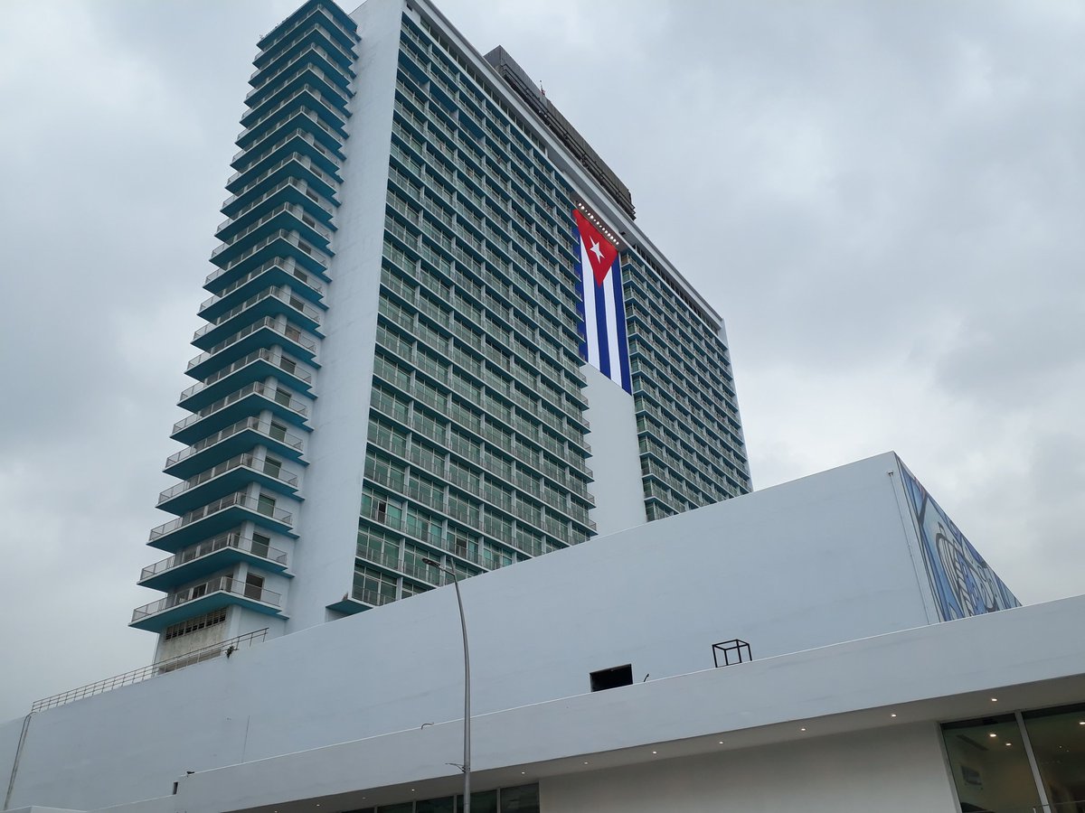 Regalo en el día de la Cultura Cubana🇨🇺. La bandera más grande confeccionada en el país se muestra hoy desde el Habana Libre. 
#CubaesCultura <a href="/radiorebeldecu/">Radio Rebelde - Cuba</a>