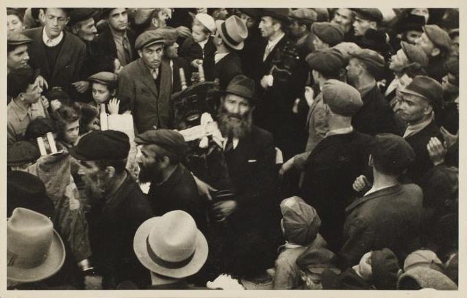 yivoinstitute's tweet photo. Ceremonies for return of Torah scrolls hidden in Berlin during the war. Displaced Persons Camp Berlin-Tempelhof (Mariendorf-1), October 20, 1946.
#torahscroll #jewishhistory #holocaust #displacedpersons #dpcamp #postww2 #fromtheyivoarchives https://t.co/CpLlGoLOWZ