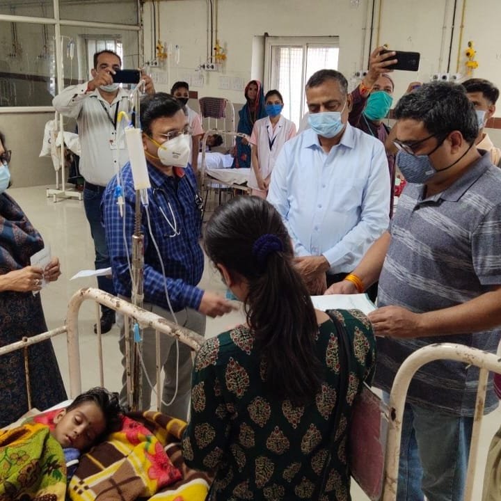 comindore's tweet photo. 🔹एमवाय अस्पताल में डेंगू,मलेरिया सहित अन्य संक्रामक बीमारियों के इलाज के लिए पर्याप्त व्यवस्था।
🔹व्यवस्थाओं को और अधिक चुस्त-दुरुस्त बनाने के लिए संभागायुक्त डॉ.पवन कुमार शर्मा ने किया अस्पताल का निरीक्षण।
Read more https://t.co/Ajy6ZSuH2W
@healthminmp https://t.co/yTfakQZOYG