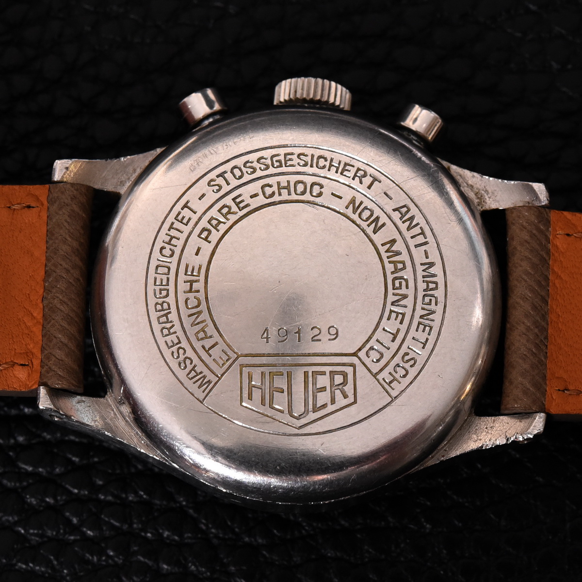 Added to OnTheDash, this Heuer Reference 2406 N chronograph, dating from around 1943.

Powered by Landeron 13 movement, with a waterproof case; case-back shows that it's waterproof, shockproof and anti-magnetic.  

More here -- 

onthedash.com/watches/refere…