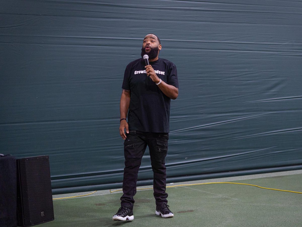 EMUSAAC's tweet image. 📸’s from @Shep71 speech on Monday 

We appreciate you coming out, sharing your experience, and pouring into us. You are an inspiration and we are eager to use the wisdom you shared with us in our own lives🖤

#SpreadLove #MACMHAW #takingmaction #ItsOKtoNOTbeOK #EMUSAAC