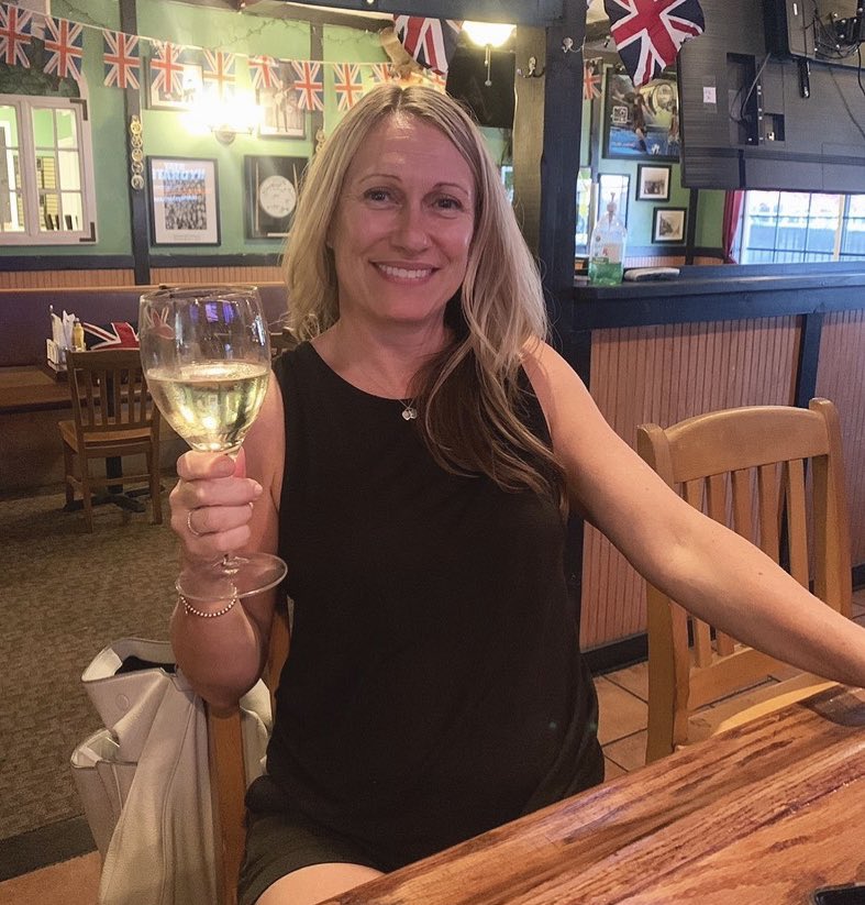 thepickwickspub's tweet photo. Come hang out with our gorgeous bartender Claire! https://t.co/NzFFm8mSoW