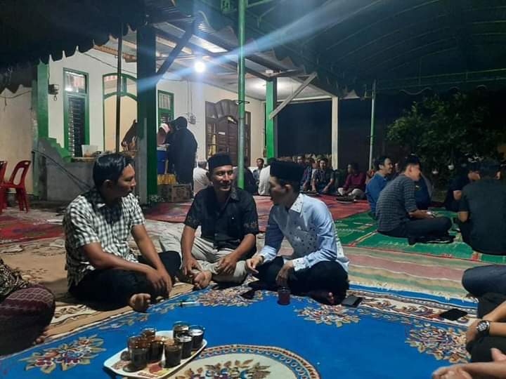 rakan_tarmizi's tweet photo. Malam ini Bang Tarmizi, SP melakukan takziah ke rumah duka Almarhum Bang Matu (Ketua Komisi A DPRK Aceh Barat) di Gp. Peunaga Cut Ujong Kec. Meureubo.

Semoga Almarhum Husnul Khatimah. Aamiin.
#AwakDroe
#YangKanaBekTabohYangGadohTamita
#PartaiAceh https://t.co/adT6mMwiZt