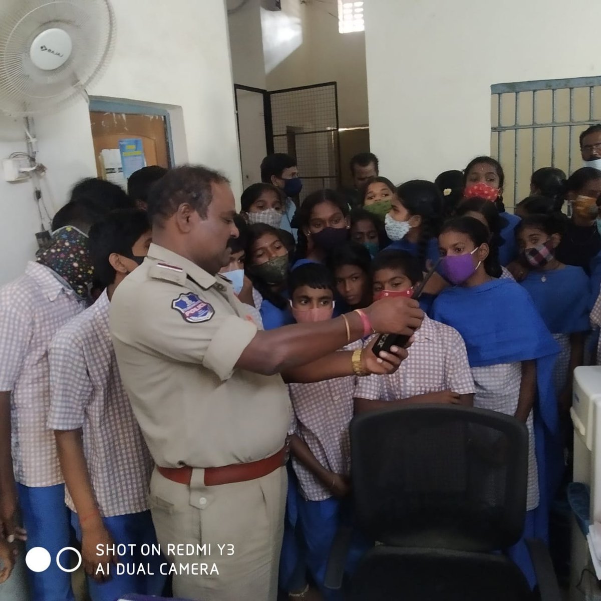 Today conducted “Open House' at Shadnagar PS in view of Police Commemoration day, participated ZPHS Kuntabadi School students..
#PoliceFlagDay2021 #TelanganaStatePolice #CyberabadPolice