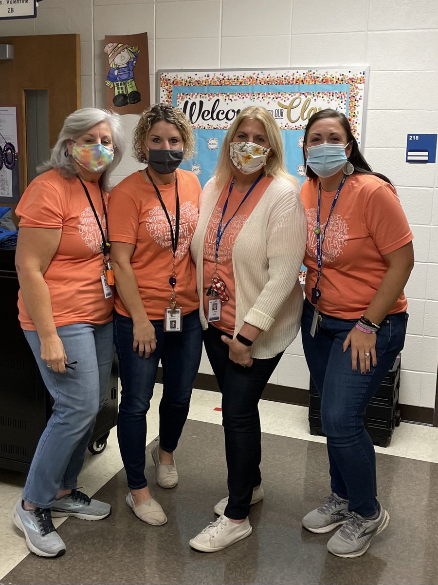 ValentineGO2's tweet photo. Glen Oaks Team is celebrating Unity day too! @GlenOaksNPD117 #antibullyingday https://t.co/KmckQ61jjj