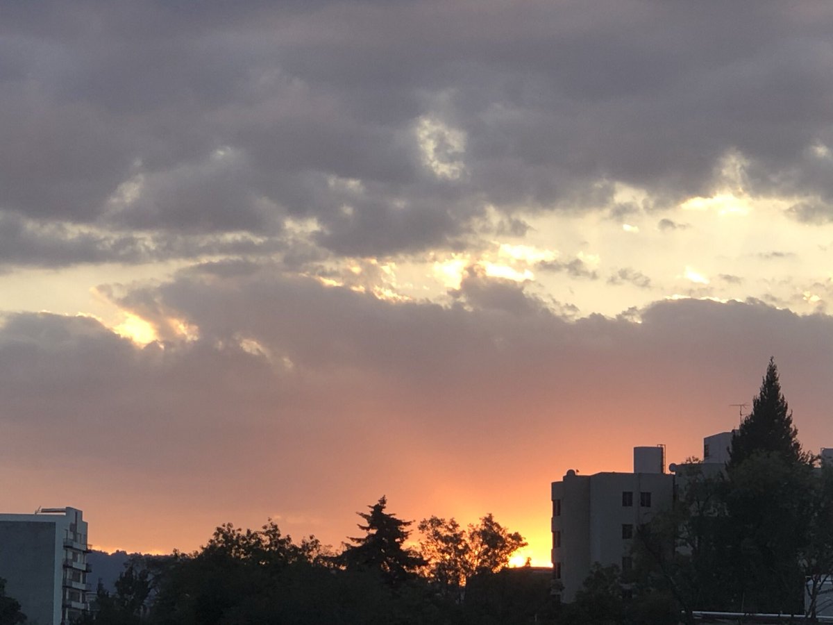 fridarmoreno_'s tweet photo. Amo mucho el cielo <3 https://t.co/kmhfZl7tXh