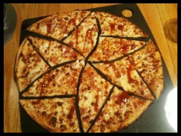 sandrarom17's tweet photo. @telepizza_es #TelepiRedFlags #telepizza
partir la pizza así: https://t.co/myJCMrAF27