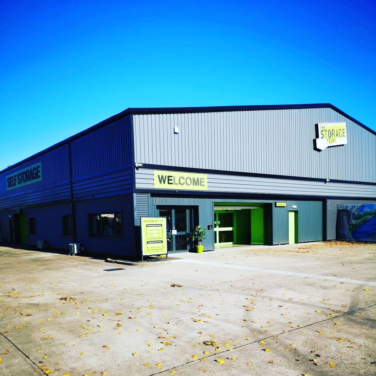 🟢 SWIPE FOR BEFORE AND AFTER!! 🟢

Crazy how much has been done to the facility to get it to look like it does today.

Seeing these 2 images next to eachother makes it hard to believe you're looking at the same building!