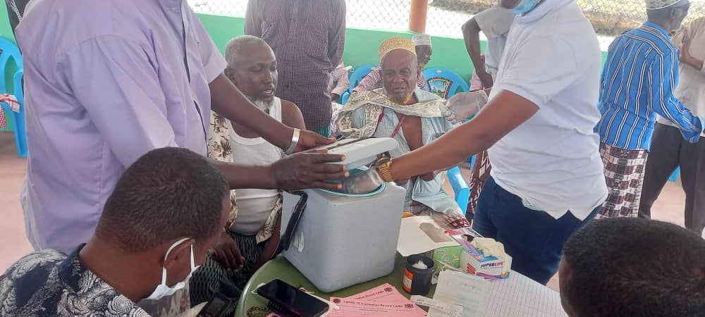 VCInitiative's tweet photo. The District Commissioner, Badhadhe District of Somalia, Mr Mohamed Ibrahim Yussuf (Fanax) was among the many who got vaccinated of #covid19 in Ras Kamboni earlier today.
@MedairInt @SomaliaCovid19 @WHOSom @unicefsomalia @SC_Somalia @caresom @COREGroupDC @UNOCHA @isdb_group https://t.co/AP5uWKdgEZ