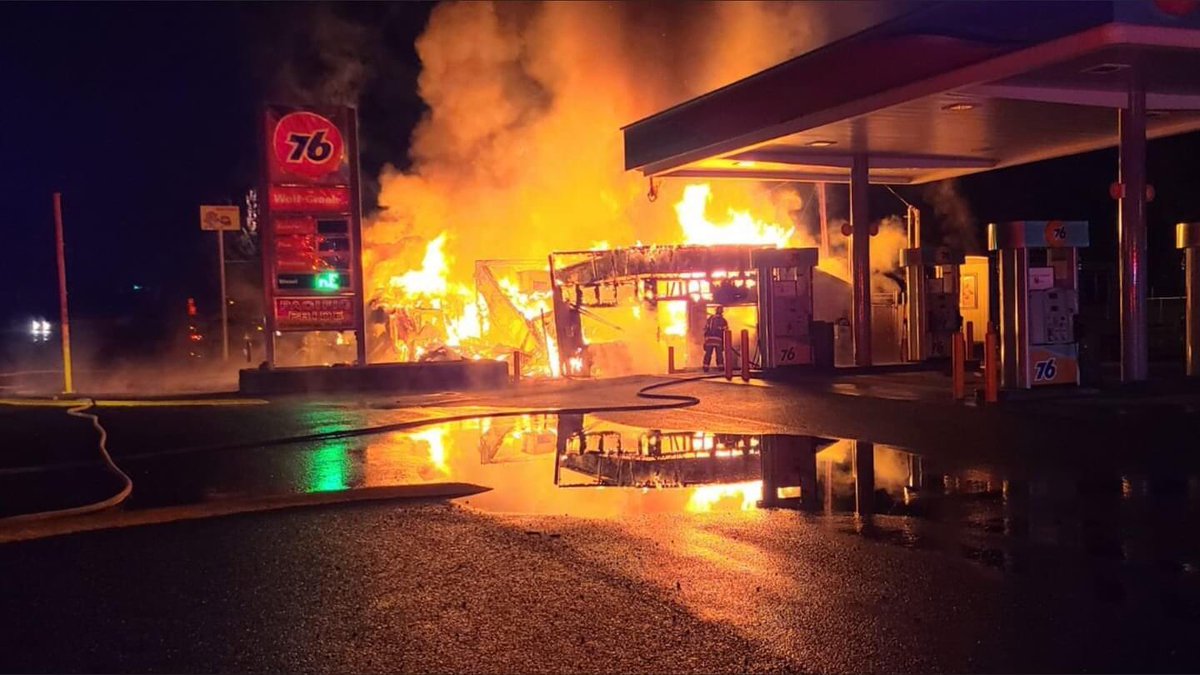 bmchughtv's tweet photo. #BREAKING: Rural Metro Fire along with other crews from Jackson &amp; Josephine counties have been working since 4 this morning to put out a fire at the 76 gas station in Wolf Creek.
We're told it'll likely be another 3 hours that firefighters are working in the area. https://t.co/YkWmukciib