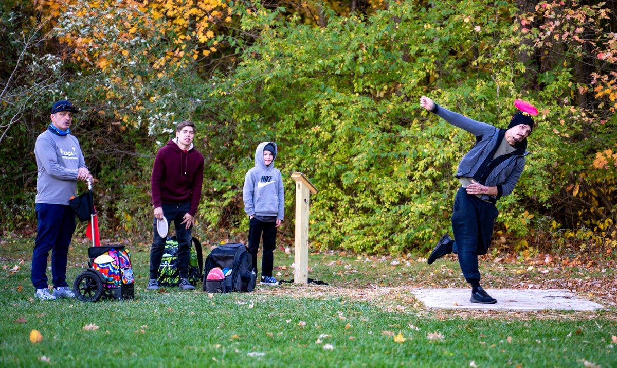 HilliardGov's tweet photo. It's been one year since the disc golf course at Roger A. Reynolds Municipal Park was renovated and expanded.

🌳🥏🌳

Check out the 18-hole course map and come play! All you need is a disc.🥏  #PathtoPossibilities https://t.co/op8PG8A4Eu