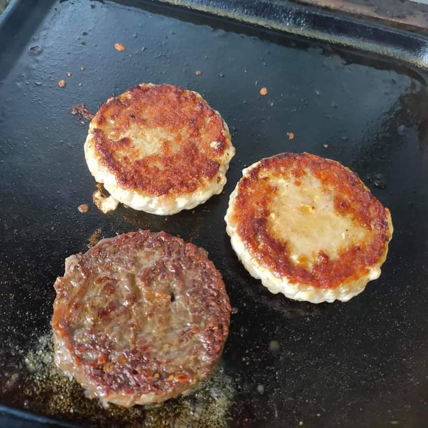 บทบาทในจอนี่ลุงจะดูโหดเข้มมาก
แต่จริงๆแล้วนอกจอลุงอยู่หลังร้านหน้าเตาและชอบทำอาหารอร่อยๆให้คนอื่นทาน หน้ามันแผล่บเลย ไหนใครบอกว่าเข้าหน้าหนาวแล้ว หืม 😝😜😛
Google : Seattlebistro&amp; Cafe