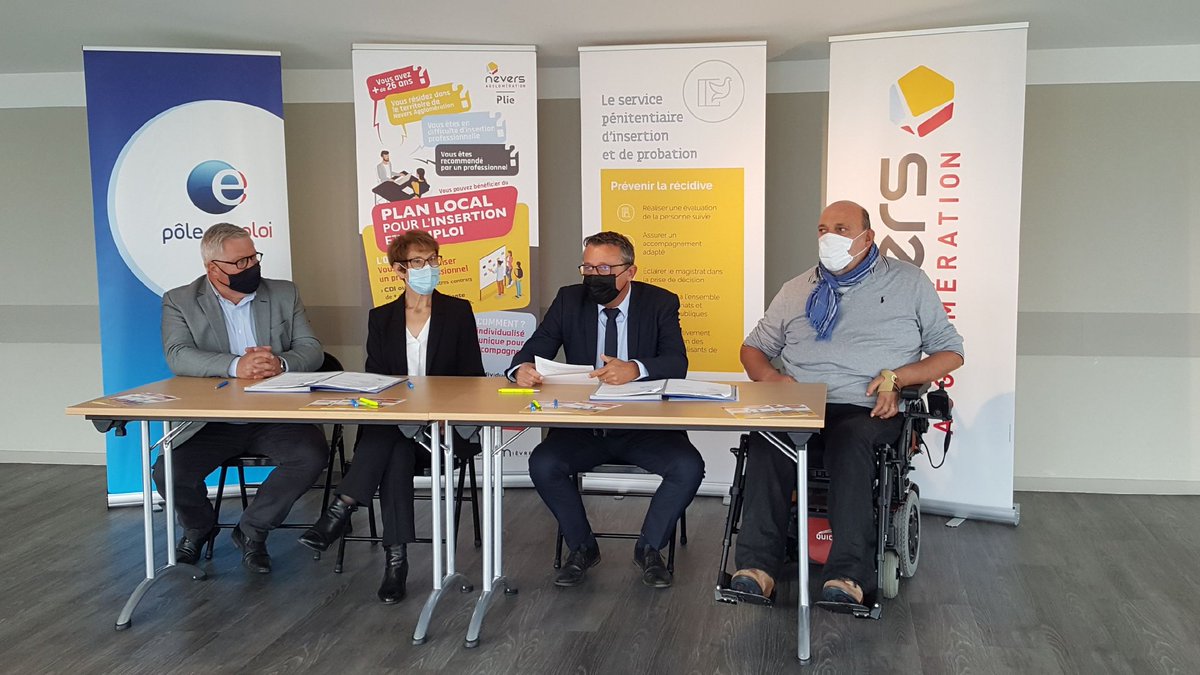 Ce matin signature de la #convention de partenariat @poleemploi_bfc Agence de #Nevers et Plan Local pour l'#insertion et l'#emploi à @NeversAgglo. Objectif 👇🏻 : renforcer le retour à l'emploi des personnes rencontrant des #freins périphériques. #TousMobilises