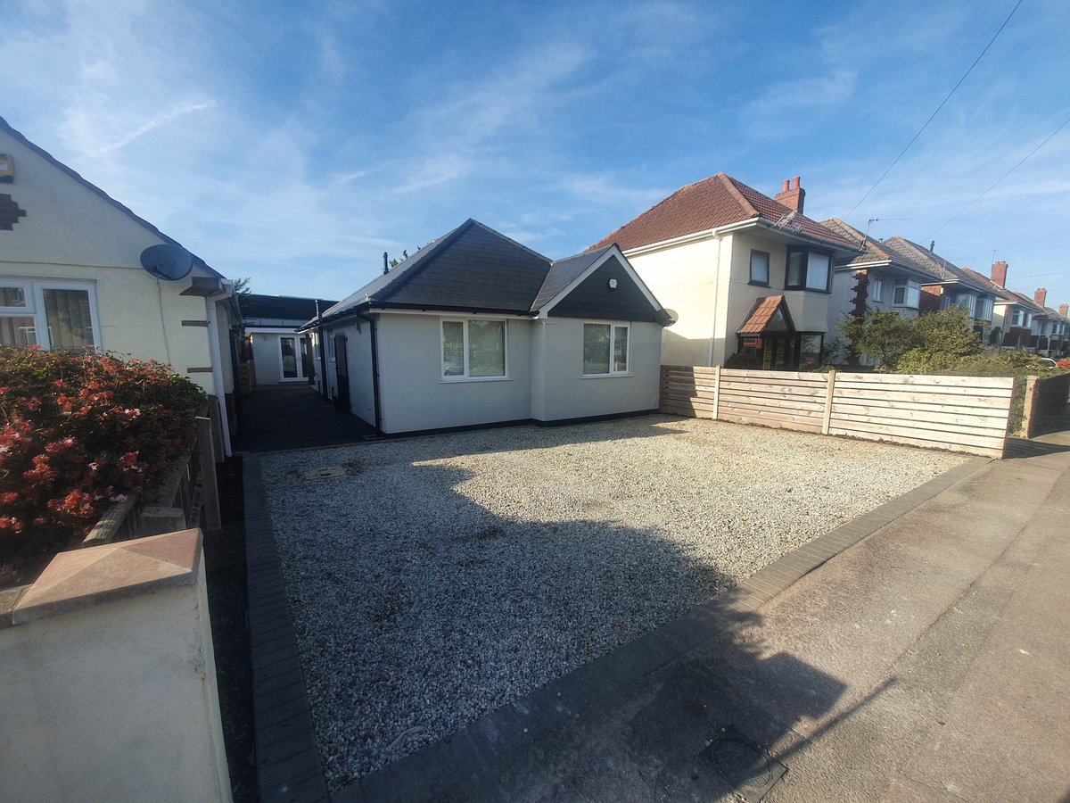 EstatesHomer's tweet photo. 🏡New Instruction🏡

📍BH10

•Two spacious double bedrooms
•One family bathroom
•70 Foot South-West facing garden
•Self contained outbuilding/annex
•Double driveway
•Open plan living
•Granted planning permission for an extension of the property

Guide Price: £365,000💸 https://t.co/L6oQNRJ0XG