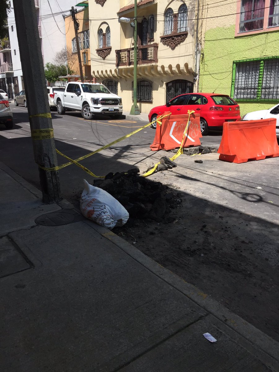 AmericasUnidas_'s tweet photo. @AccionesBJ @BJAlcaldia en Fernando Montes de Oca esquina Libertad dejaron obra inconclusa, lleva un mes abierto y bloqueado el paso @Col_NinosHeroes @AmericasUnidas_ por favor repárenlo @STaboadaMx @PoderAG_BJ https://t.co/GfTVxiPjzl