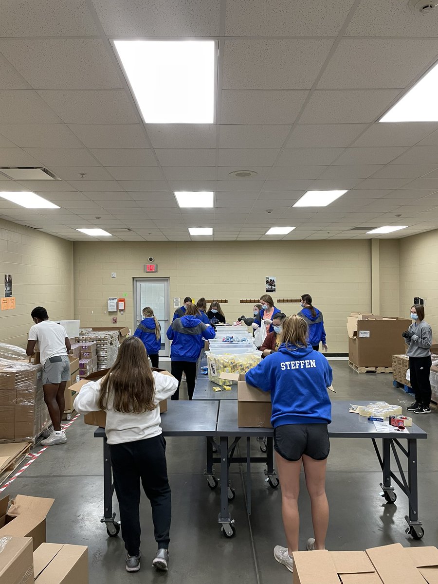 TDruve13's tweet photo. @DnhCouncil @mrstrip34 Spending the morning volunteering at the Northeast Iowa Food Bank. We will pack over 3000 backpack meals today that will go to schools in 16 Iowa counties. @DNHSUPT #rollblue https://t.co/5t9L7f3lIr