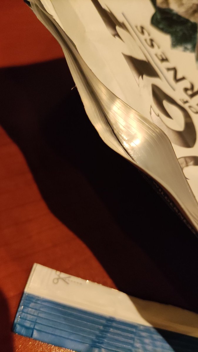 Nl2rma's tweet photo. @wolfofwilderness have you ever tried to open the vacuum sealed 1KG dogfood bags yourselfs? #sealedforlife https://t.co/eiinZpvsPq