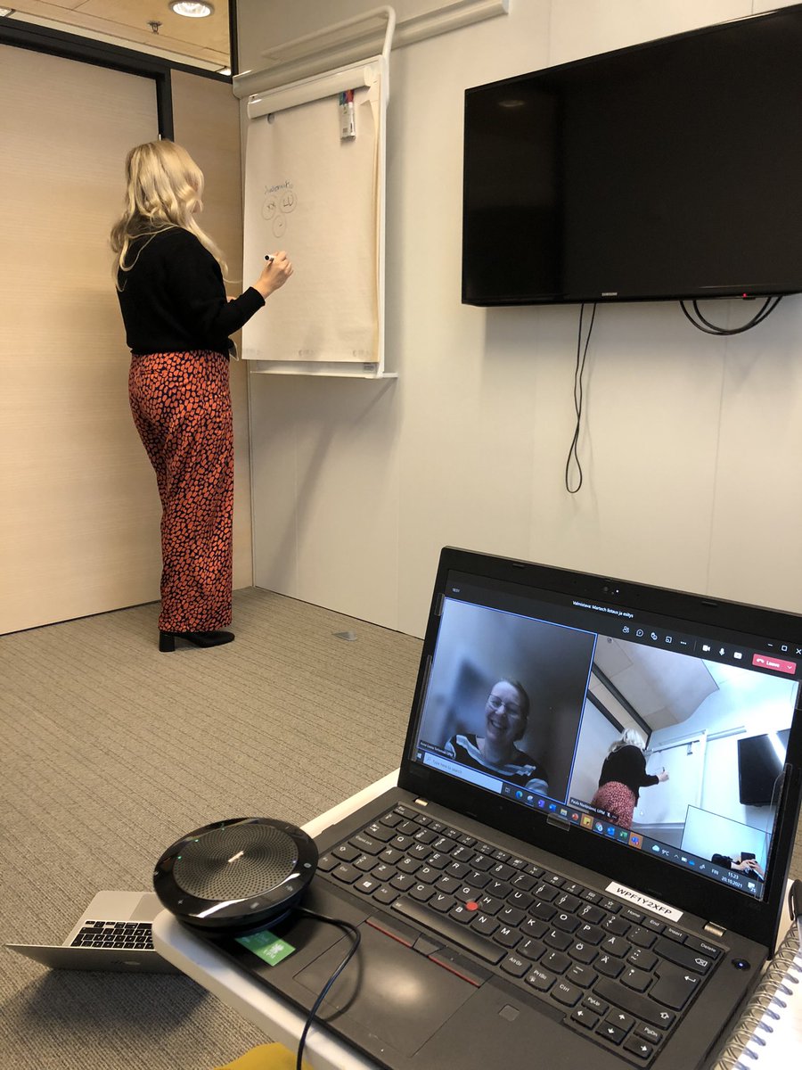 Who needs digital whiteboardtools for brainstorming? 🤣 Creativeness! This how we do it… #digitallyenabled #upmlife #team❤️