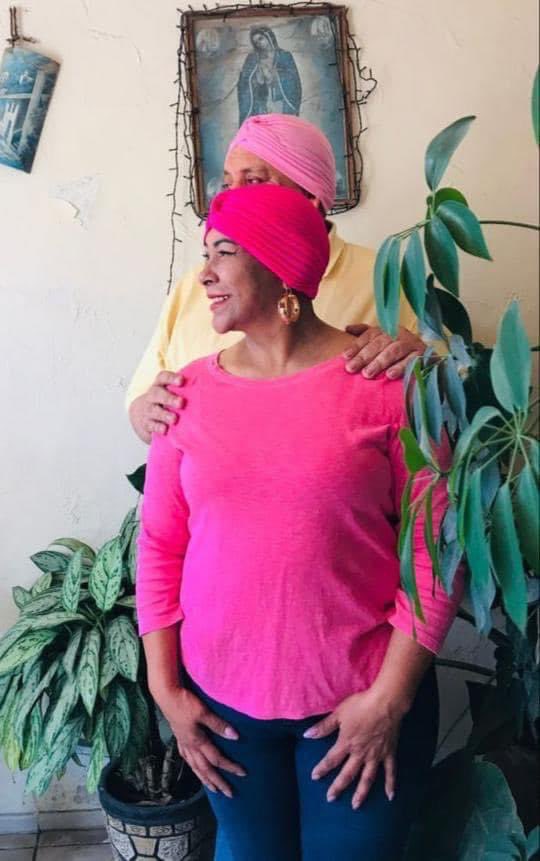 Presidente <a href="/lopezobrador_/">Andrés Manuel</a>
Ella es mí esposa, Sonia, mí Negrita, la conoces.

Tiene cancer de mama.

Se está tratando en el sistema público de salud de Nayarit, le agradecemos al personal médico su gran dedicación y empeño.

Lo vivo, no hay medicamentos, hay abandono.

SE SENSIBLE