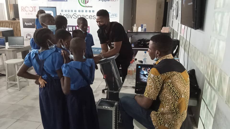ActivSpaces's tweet photo. Stand #Cayya jeu issu du @Orange_Cameroun #SummerChallenge , permet de jouer tout en apprenant sur le recyclage des déchets plastiques. #ApprendreParLeJeu https://t.co/lA4f8xx5fv