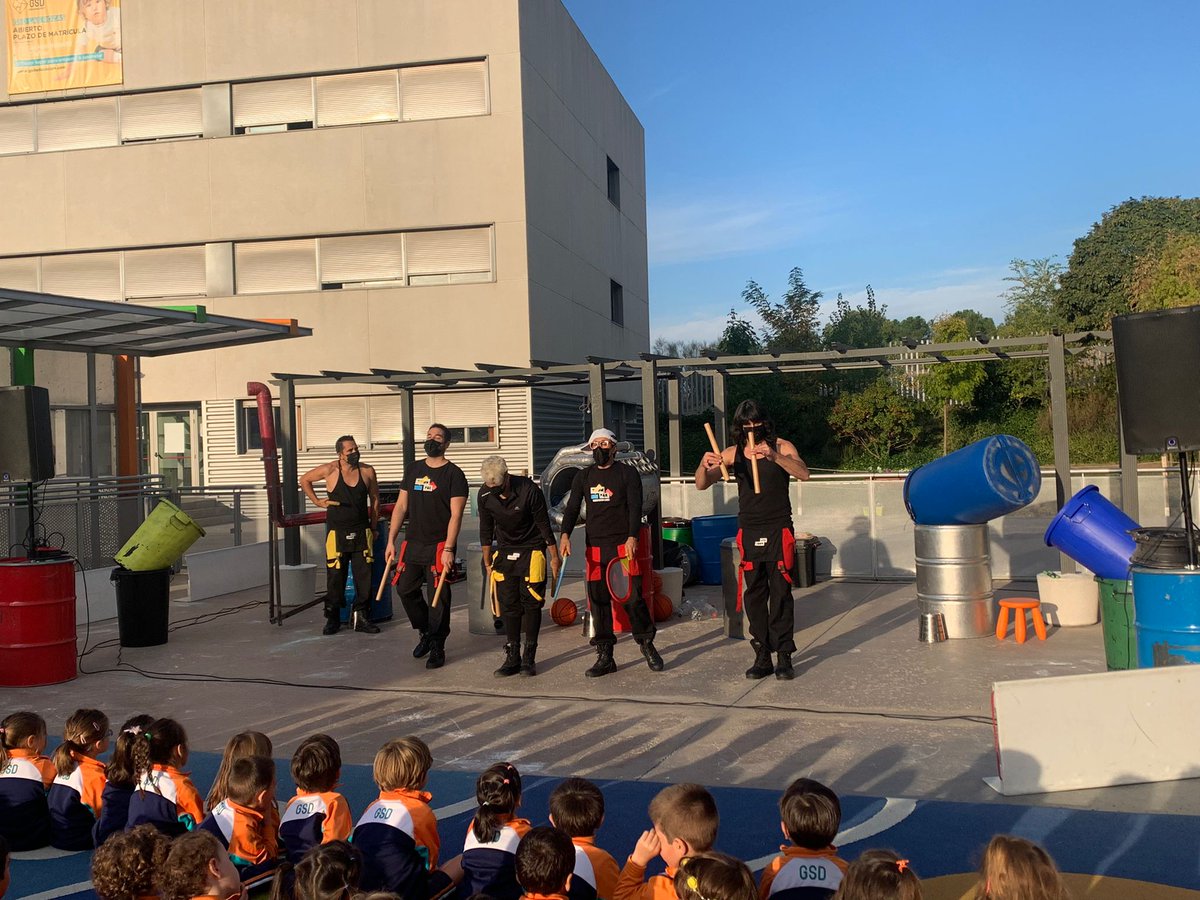 Hoy hemos podido volver a disfrutar de las actividades complementarias en una mañana llena de percusión, teatro y danza gracias a la compañía @toompak, que además de hacernos disfrutar un montón nos ha enseñado nuevas cosas sobre reciclaje y sostenibilidad.
