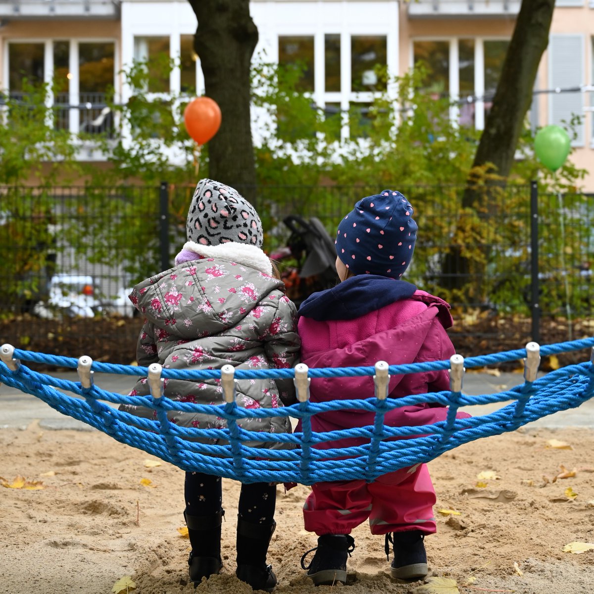 Endlich: Hier können Kinder nun Kicken, Klettern und Krabbeln!
Nach rund zwei Jahren Bauzeit und einer Investition von ca. 1,3 Mio € konnte der Spielplatz in der Dietrich-Bonhoeffer-Straße nun von <a href="/VollradKuhn/">Vollrad Kuhn</a> wiedereröffnet werden.

Mehr dazu hier:👇
berlin.de/ba-pankow/aktu…