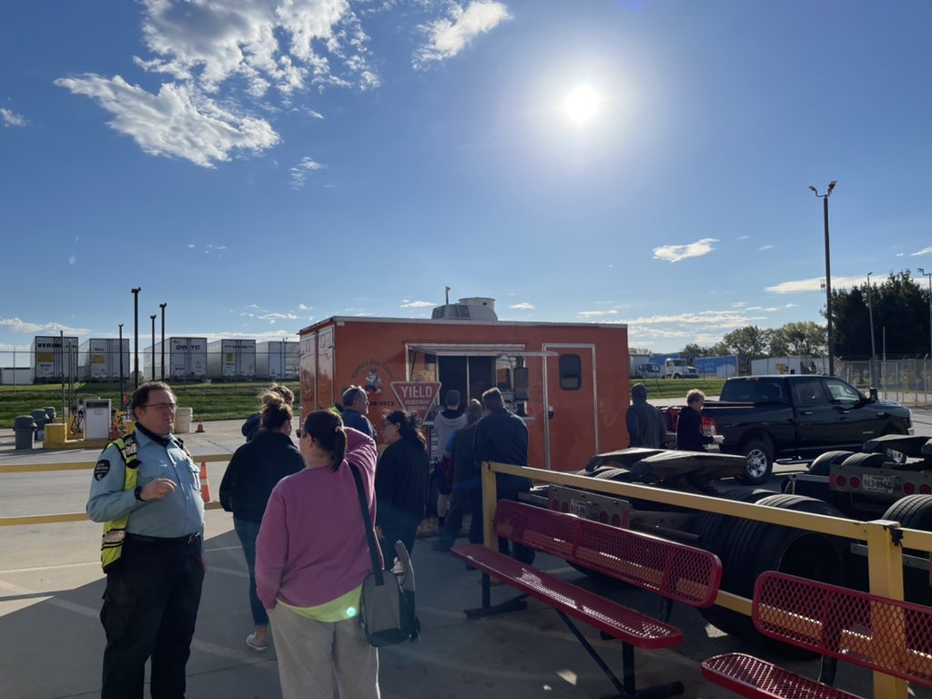 ShawneKoch's tweet photo. Beautiful day for a first day in Davenport!  Welcome Randal to our team of drivers!!  Thank you Coby for helping us out!  @ericgriffin86 @jrindafernshaw @thuberb22 @dan_mouw @TimPope007 https://t.co/C9wJkXU2zY
