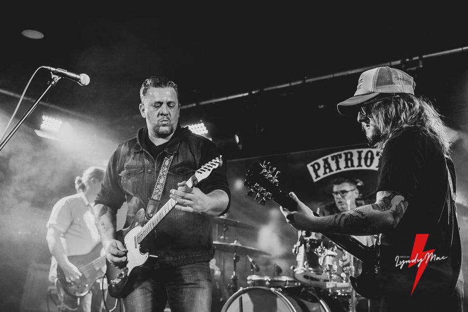 Proving that hats look cool 😎 from last Saturday @PatriotHomeOfR1 was @coyotes_the great Set too 🙌🏻 #coyotecreed #countryrock @ForgeAMP1 #lyndymacphotos #altcountry #countrymusic #livemusic #livemusicphotographer #desperadofestival #livemusicphotos #patriotcrumlin