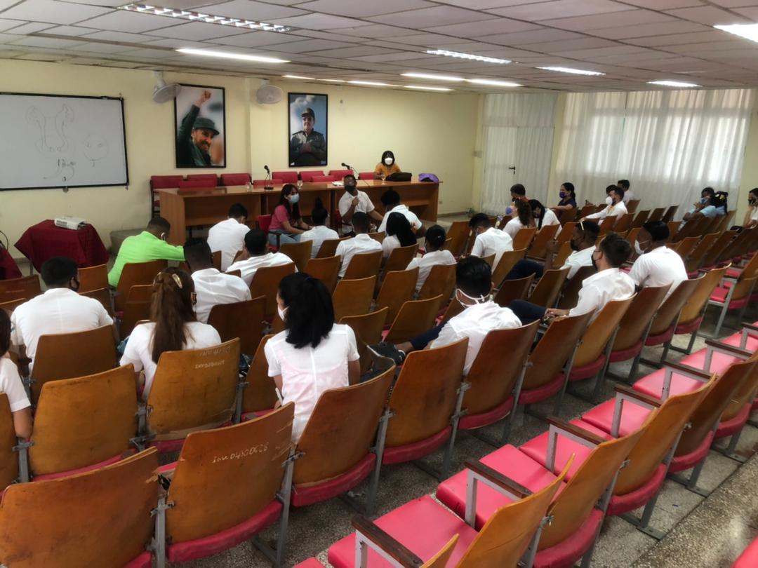De cerca con <a href="/Karli_/">Karli =]</a> presidenta Nacional de la FEU,  en un encuentro con nuestros estudiantes #FEUdeCuba
@armandoacruz <a href="/MarlaViera1/">Marla Viera</a> @alexis_lobaina